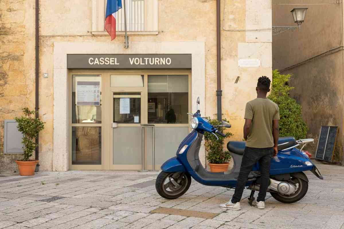 Due giovani nei guai dopo aver tentato di denunciare un furto con un motorino rubato