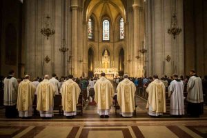 Il Papa esorta i sacerdoti a rinunciare al potere per abbracciare la vera missione