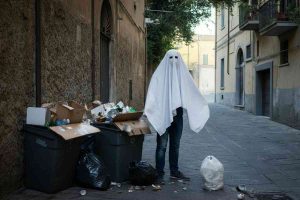 Il misterioso «fantasma di Monreale» e la multa per la spazzatura nei giorni sbagliati