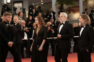 Kevin Spacey riceve un premio al Festival di Cannes dal Better World Fund