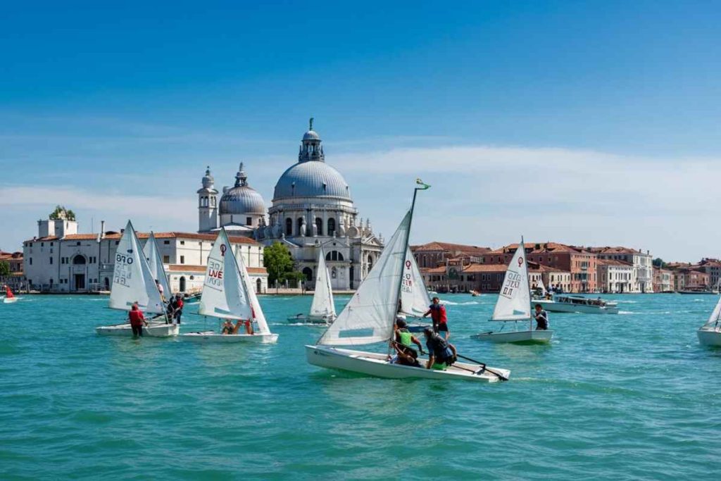 La 5ª edizione del Nastro Rosa Tour parte da Venezia: un viaggio di emozioni e solidarietà