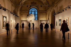 La magia di Claudio Parmiggiani in mostra alla Estorick di Londra