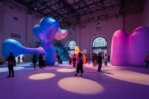 L'arte gonfiabile incanta Parigi con Euphoria: un viaggio tra gioco e sogno