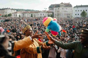Papa Leone XIV sorprende piazza San Pietro con un regalo in “stile baseball” e una presa al volo da film