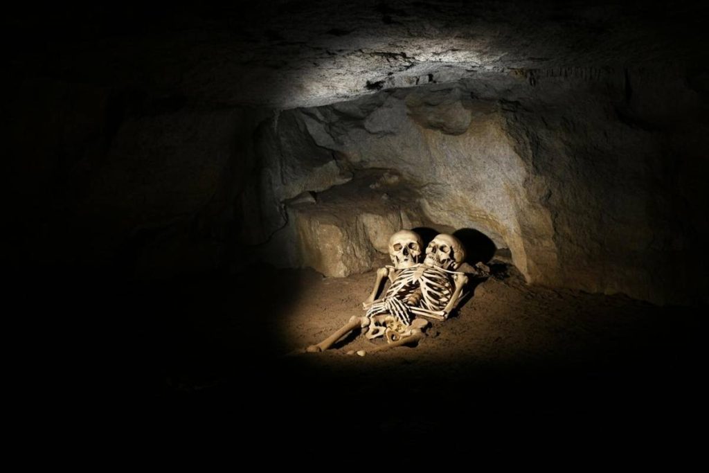 Scheletri antichi scoperti in una grotta di Roma: un mistero di omicidio risolto dopo 30 anni?