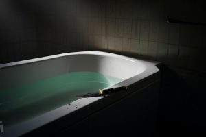 Tragedia a Salerno: scoperta una donna senza vita nella vasca da bagno con un coltello accanto