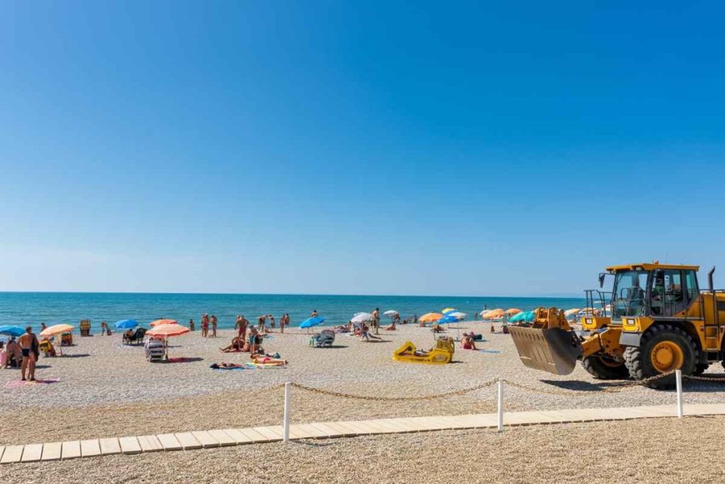 Tragedia in spiaggia: una donna investita da una ruspa a Cervia, autista denunciato per omicidio colposo