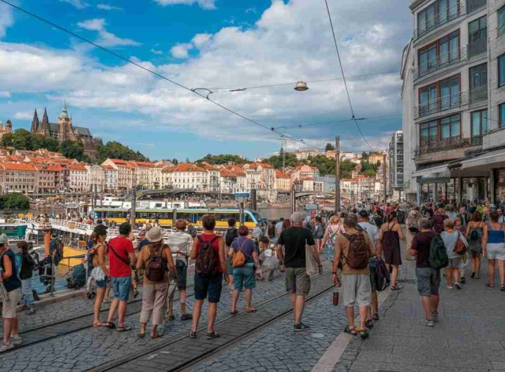 Airbnb invita le città europee a fronteggiare l'impatto del sovraffollamento turistico