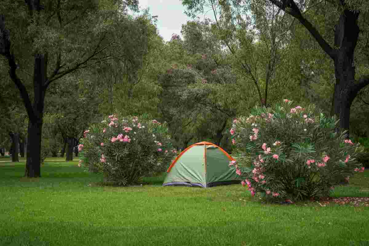 Caccia all’uomo a Villa Pamphili: testimone racconta di un uomo con madre e neonata nella tenda