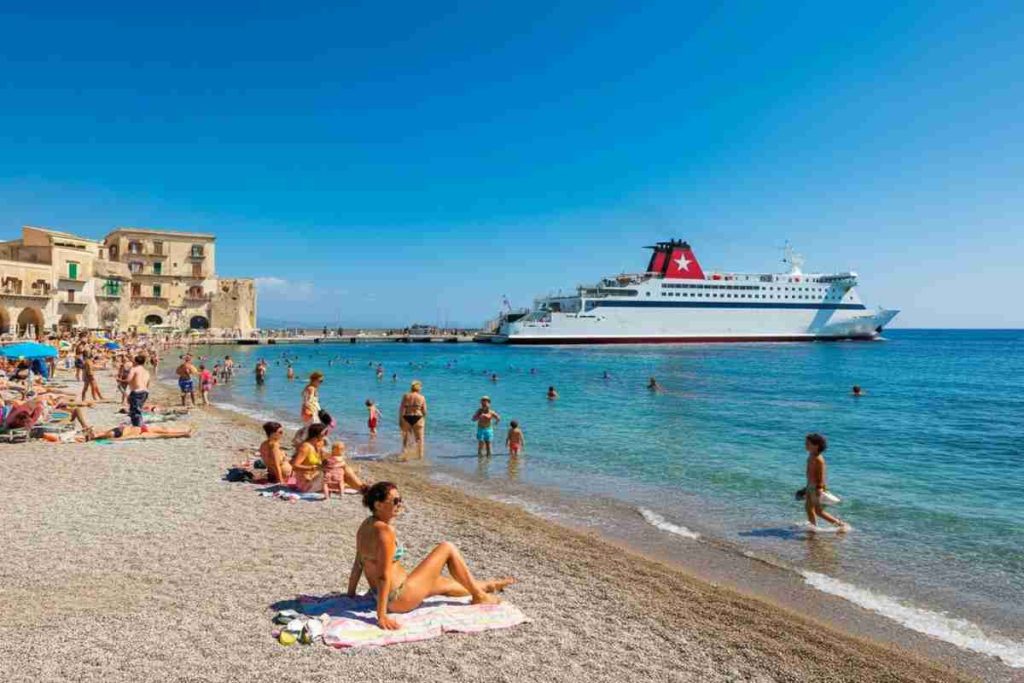 Caos nei trasporti marittimi in Sicilia: il mistero della nave ferma per Ustica