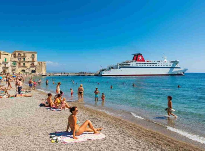 Caos nei trasporti marittimi in Sicilia: il mistero della nave ferma per Ustica