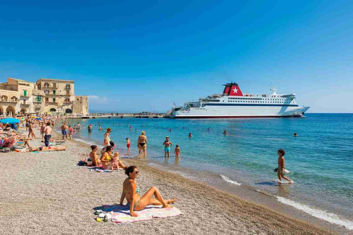 Caos nei trasporti marittimi in Sicilia: il mistero della nave ferma per Ustica