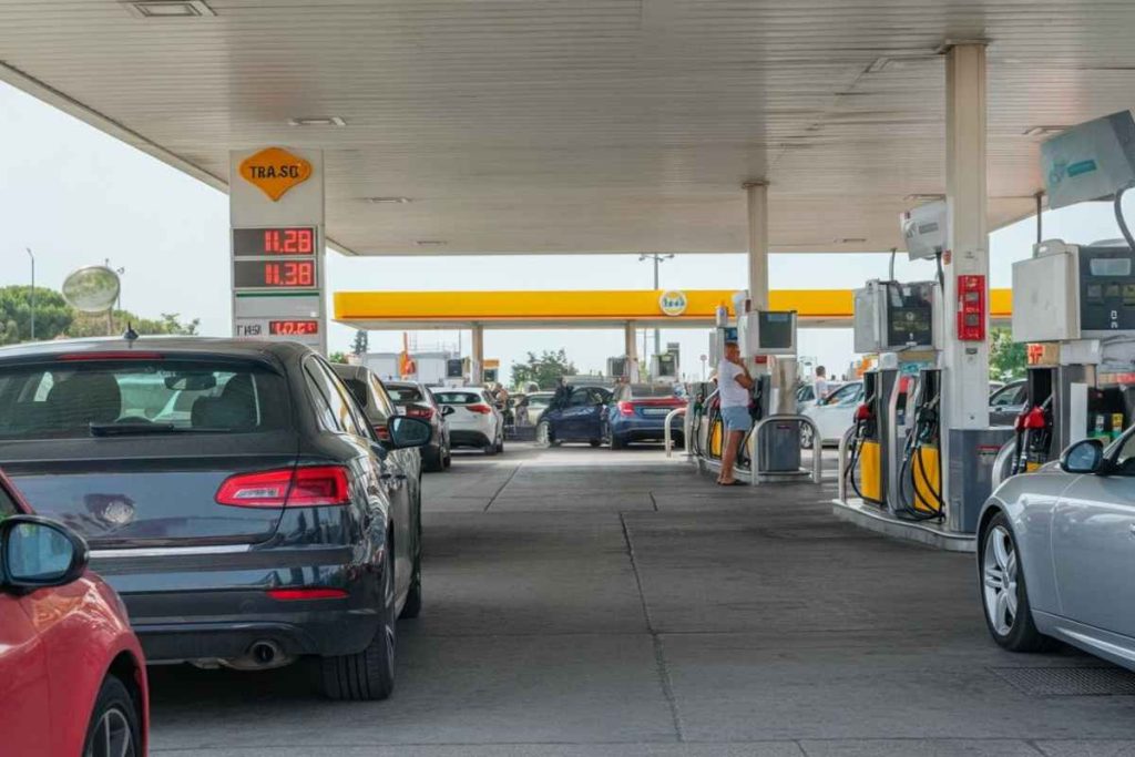 Codacons avverte: possibile impennata dei carburanti, il governo deve intervenire