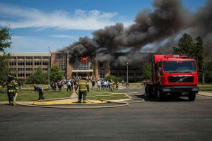 Fiamme all'Università della Tuscia: evacuazione degli studenti in corso