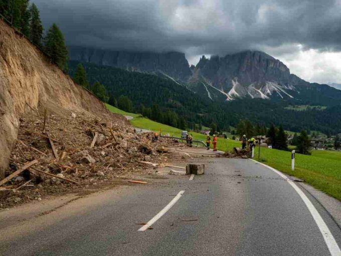 Frana in Cadore: abitanti bloccati mentre la strada per Cortina si trasforma in un fiume di fango e rocce