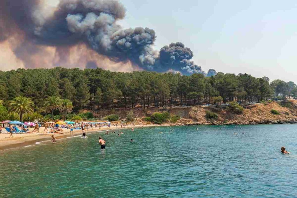Fuga dai bagnanti in un stabilimento balneare: il maxi incendio che devasta la pineta nel Casertano