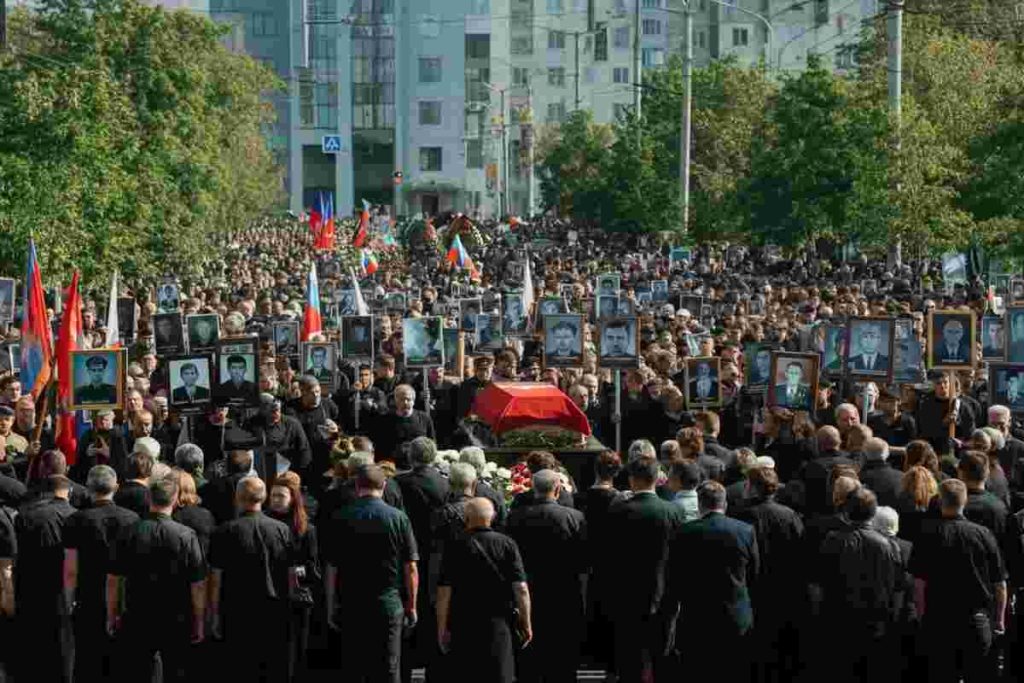 Funerali dei 'martiri': una folla commossa in diretta sulla tv di Stato iraniana