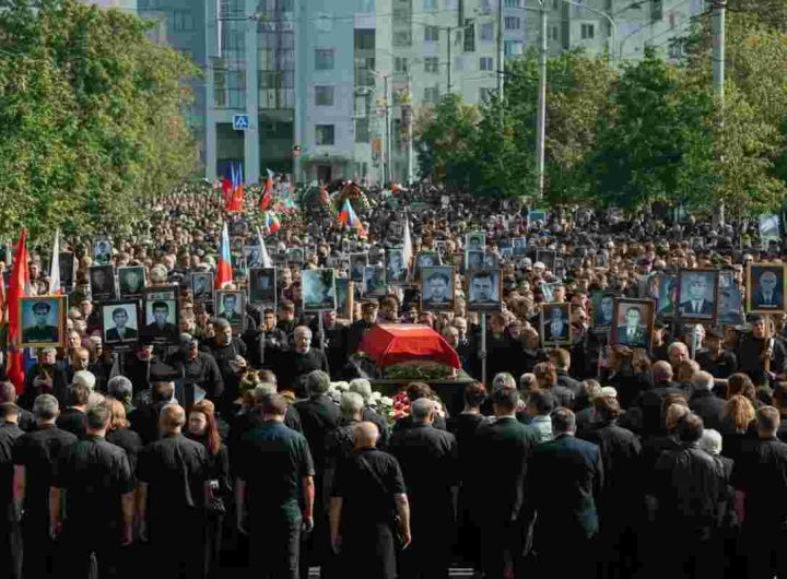 Funerali dei 'martiri': una folla commossa in diretta sulla tv di Stato iraniana