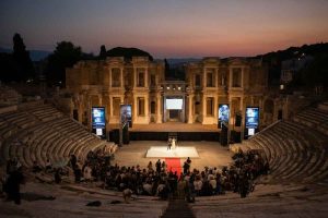Helen Hunt incanta il Taormina Film Festival con la sua presenza straordinaria