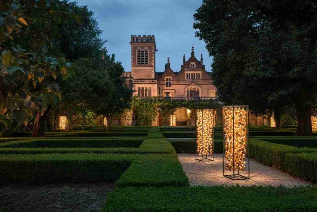 Il giardino di Palazzo Bentivoglio a Bologna riapre con l'incanto di Icarus