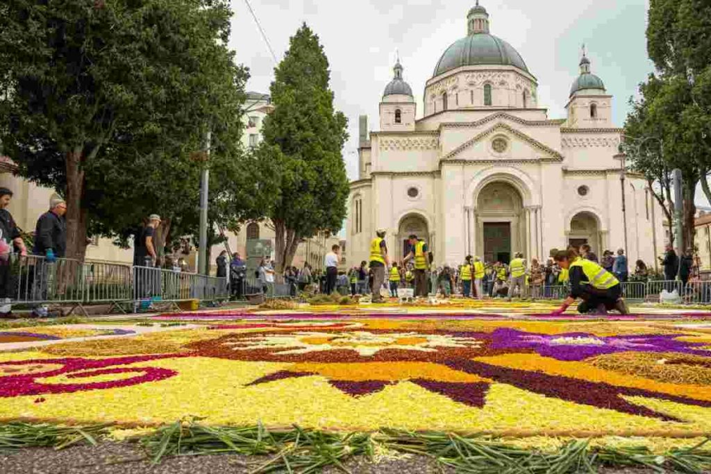 Infiorata in piazza San Pietro: un Giubileo tra fiori e fede