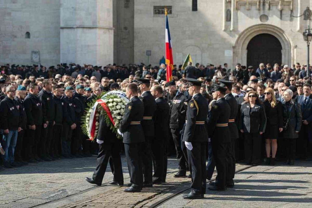 Iran commemora le 60 vittime di guerra con solenni funerali di Stato