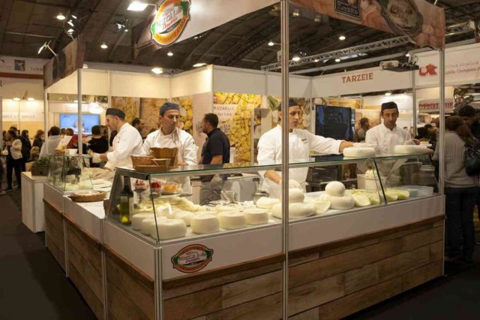 Mozzarella bufala Campana Dop conquista New York: un appello contro i dazi
