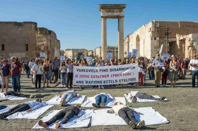 Roma in piazza contro la guerra: la benedizione di Parolin e le bandiere bruciate di Israele e Ue