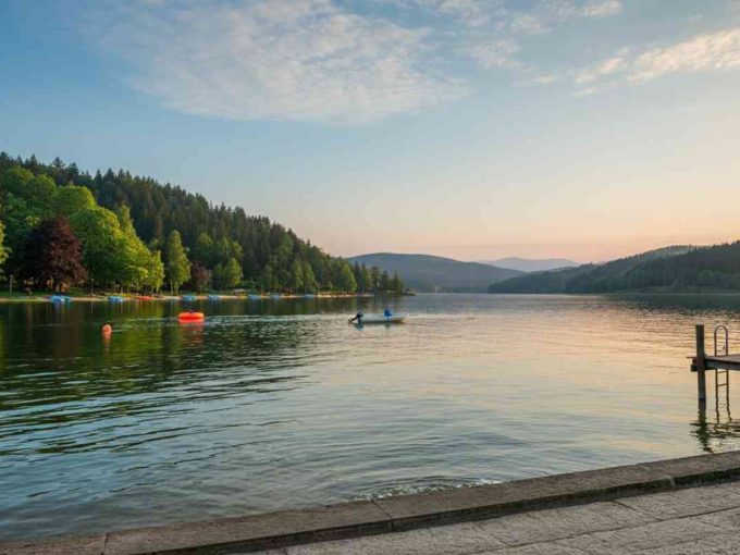 Tragedia al lago di Bilancino: un bimbo di 10 anni perde la vita durante il bagno