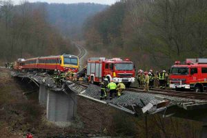 Tragedia in Russia: crollo di un ponte e deragliamento di un treno causano sette vittime