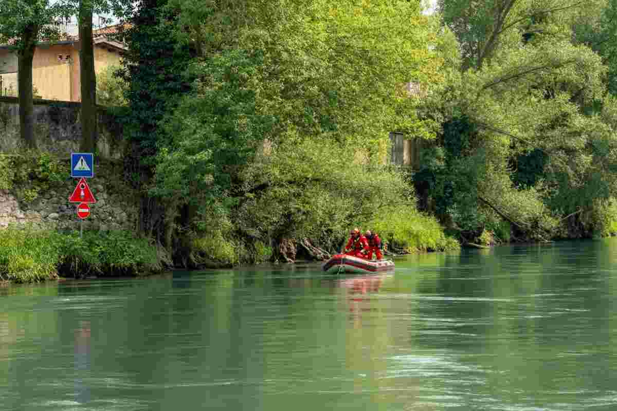 Tragedia nel Piave: un giovane annega mentre l'amico riesce a salvarsi