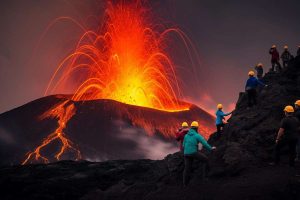 Turisti all'Etna sorpresi dal boato: il video virale che conquista il web