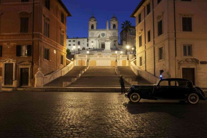 Un'auto sulla scalinata di Trinità dei Monti: un'81enne salvato nella notte
