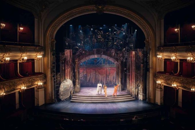 Addio a Bob Wilson, il genio del teatro che ha rivoluzionato la scenografia