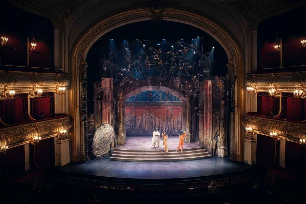 Addio a Bob Wilson, il genio del teatro che ha rivoluzionato la scenografia