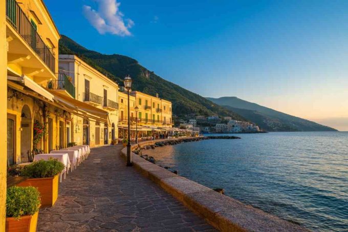 Aggressione a Capri: donna spinta a terra e minacciata con una bottiglia, il video fa il giro del web