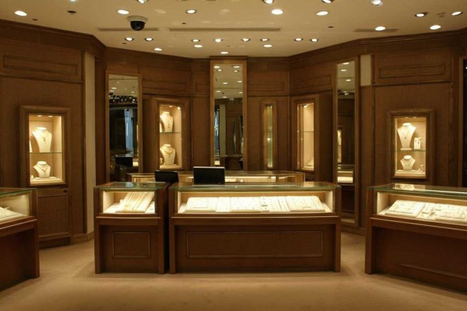 Arrestata una 60enne: il colpo da 130 mila euro nelle gioiellerie con la «tecnica del foulard»