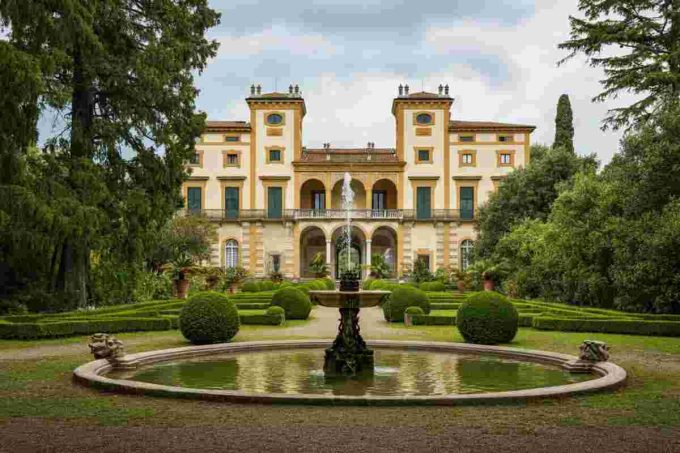 Arrestato per aver rubato acqua dalle fontane della Reggia di Caserta per irrigare i campi della diocesi