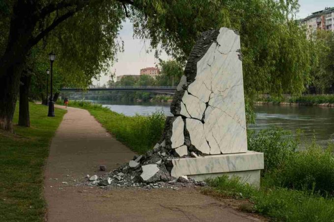 Attacco alla memoria: la lapide di Matteotti a Roma danneggiata, Tajani esprime sdegno