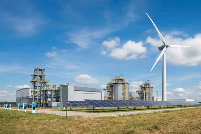 Descalzi prevede ricavi da transizione pari a quelli di petrolio e gas entro il 2035