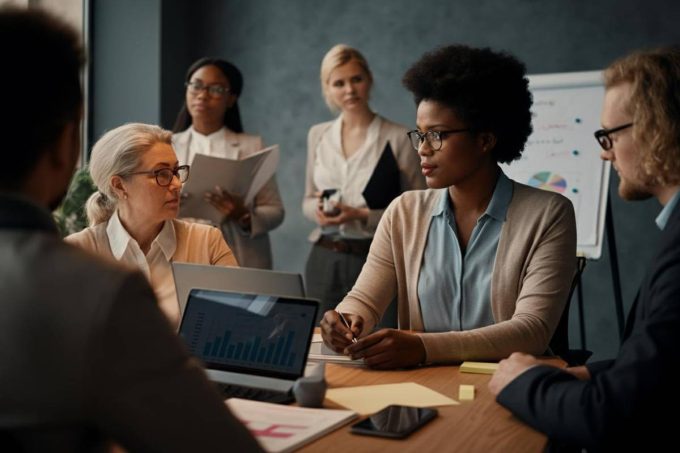 Divario salariale uomo-donna in banca: l'Italia si distingue con uno dei gap più bassi d'Europa