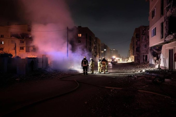 Droni russi colpiscono Kiev: otto feriti in un attacco audace