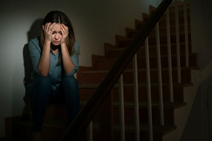 Fidanzato violento e madre complice: il drammatico sos di una ragazza di 17 anni