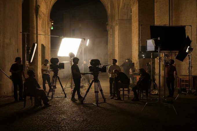 Giuli annuncia: nessun taglio al cinema, 696 milioni confermati per il 2025