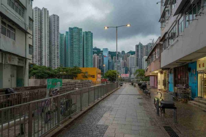 Hong Kong in allerta: il tifone Wipha si avvicina minacciosamente