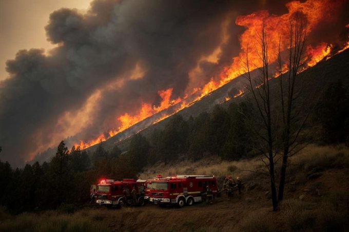 Incendi devastanti a ovest di Creta: evacuati turisti e residenti