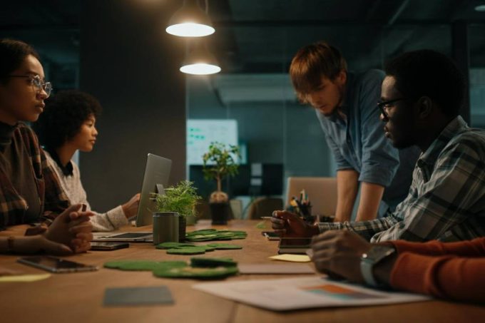 Industria in crisi: l'urgenza del passaggio generazionale tra ostacoli e opportunità