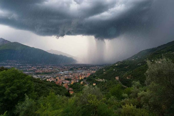 Maltempo al Nord: temporali e piogge in arrivo, 4 regioni in allerta gialla