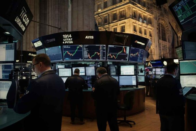 Mercati europei in tensione: Milano scivola dell'1,1% in attesa delle dichiarazioni di Trump