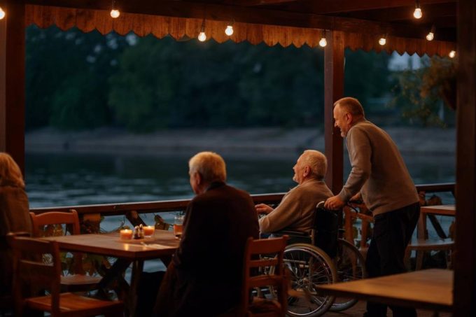 Michael Caine sorpreso in sedia a rotelle, il gesto inaspettato di Vin Diesel